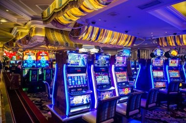 fosilqq Wild Coaster slot game interface showing reels, paylines, and bet controls
